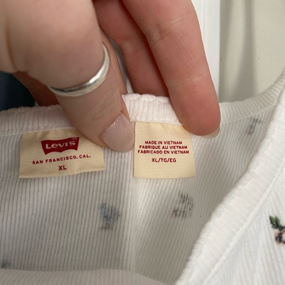 Levi’s Butterfly Tanktop - Picture 2 of 5